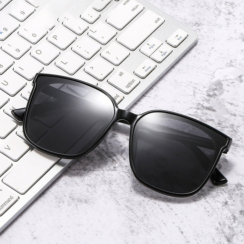 Women's modern square sunglasses with UV protection and slim temples Bowlift