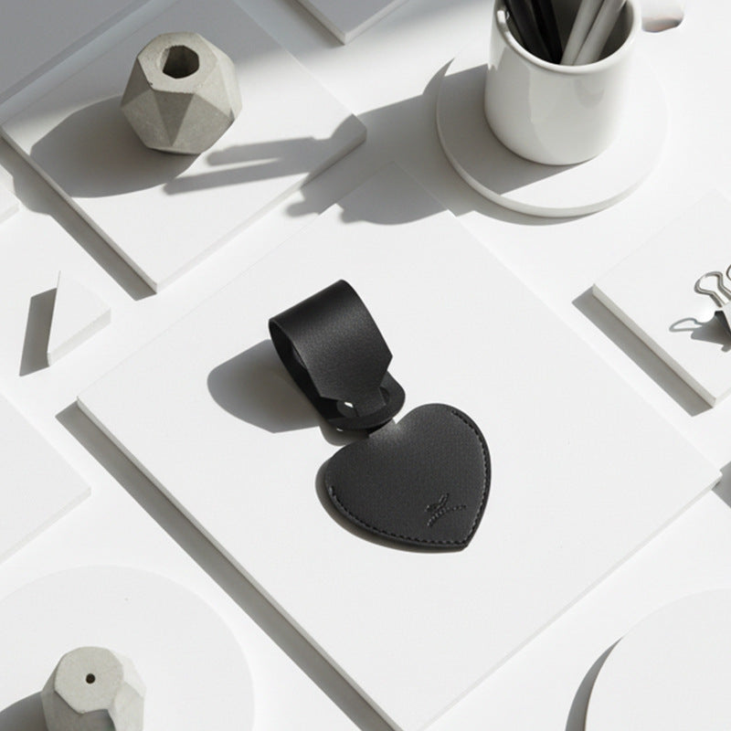 heart-shaped leather luggage tag with adjustable loop Bowlift