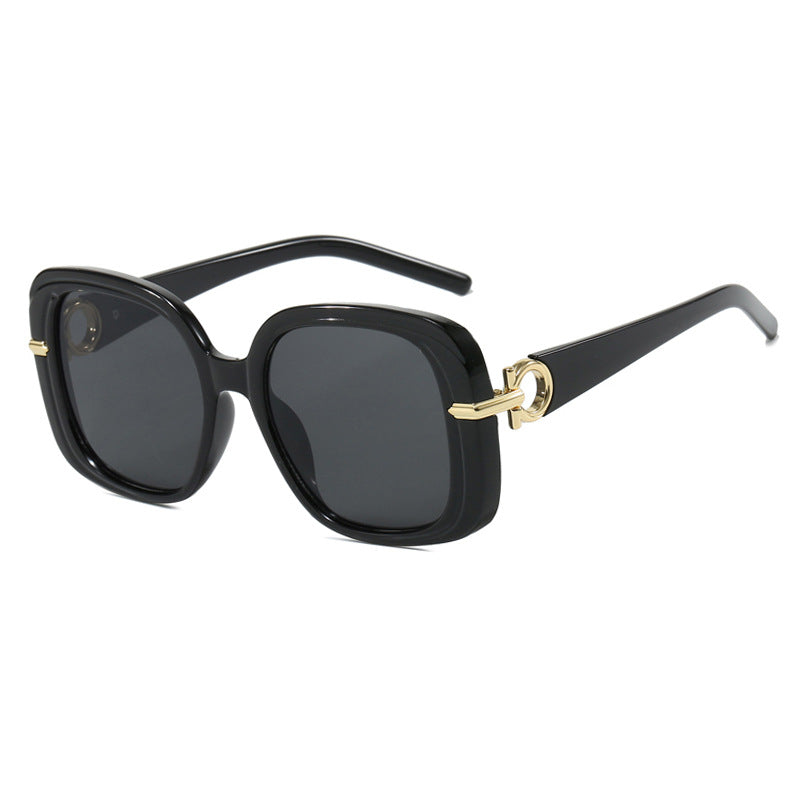 Women's square sunglasses with luxurious metal accent Bowlift