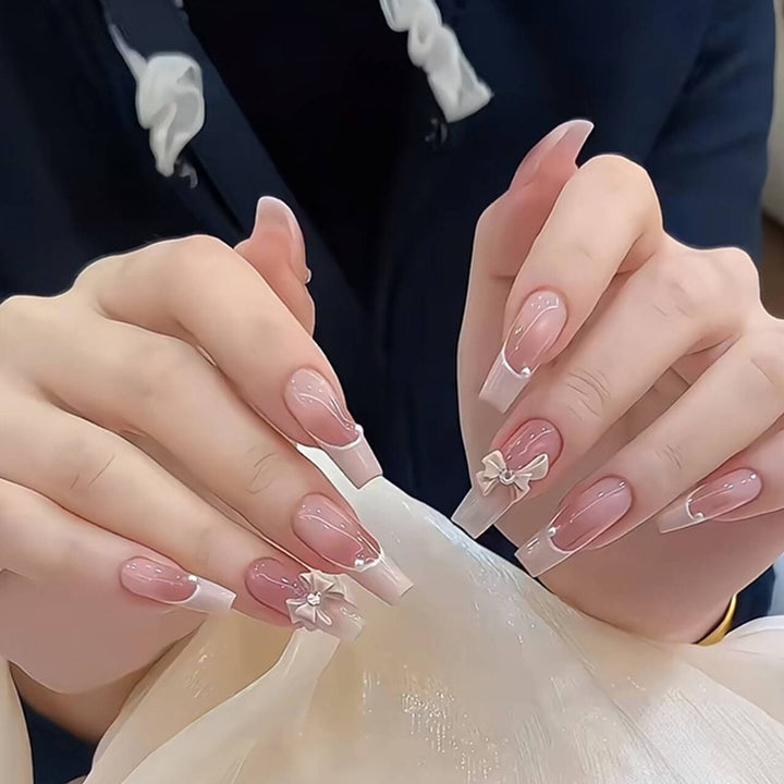 Glamorous artificial nails with moon and star motifs Bowlift