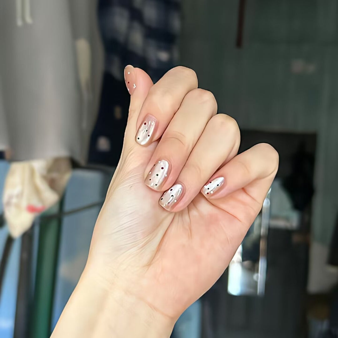 Trendy artificial nails with glitter effects Bowlift