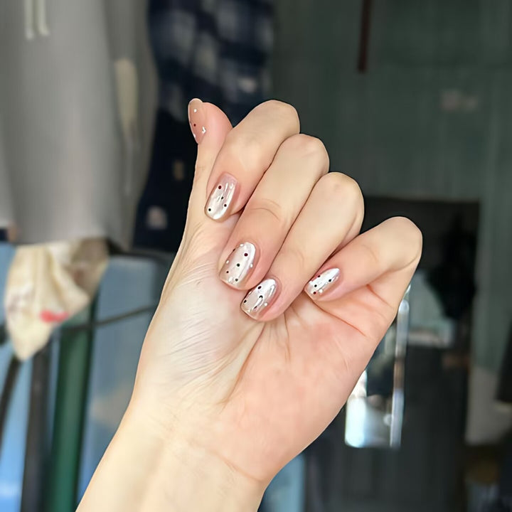 Trendy artificial nails with glitter effects Bowlift