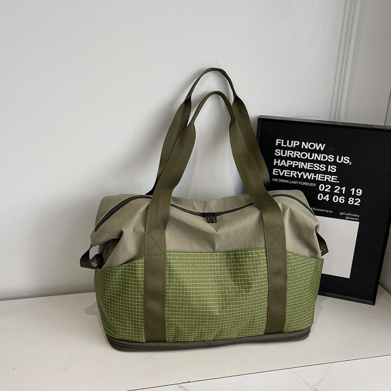 Multifunctional sports and travel bag with innovative compartment arrangement Bowlift