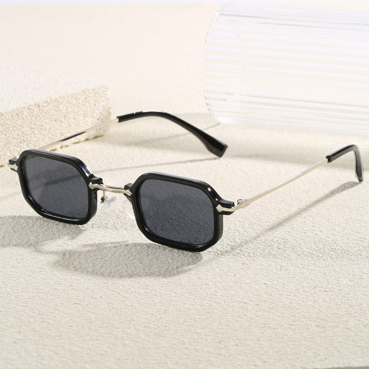 Fashionable Oversized Sunglasses in Modern Design Bowlift