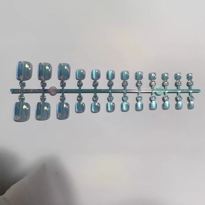 Artistic Press-On Nail Set with Iridescent Finish Bowlift