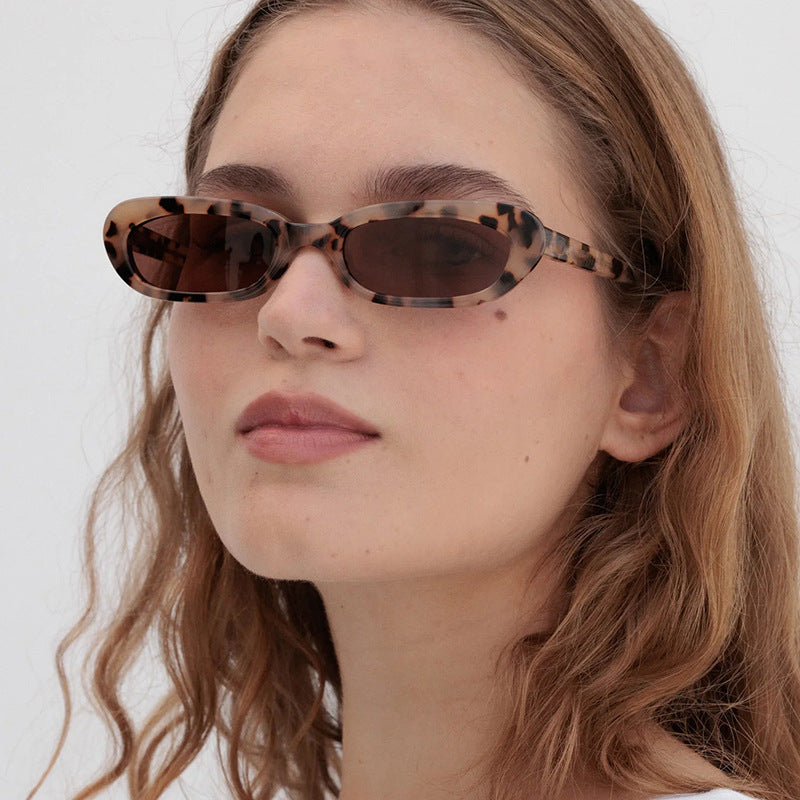 Women's trendy cat-eye sunglasses with transparent plastic frame and UV protection Bowlift
