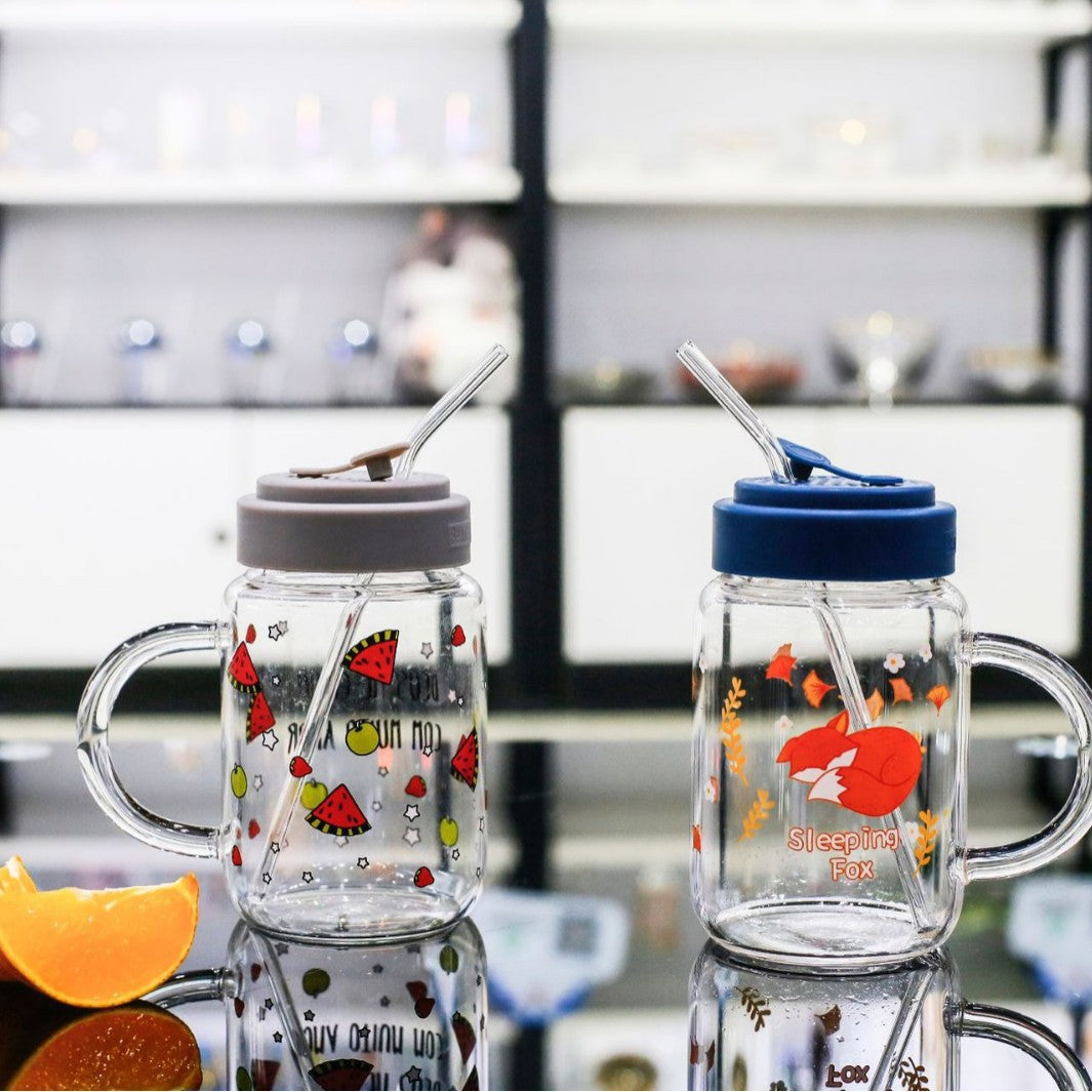 Ladies drinking glass with sealable lid and integrated straw Bowlift