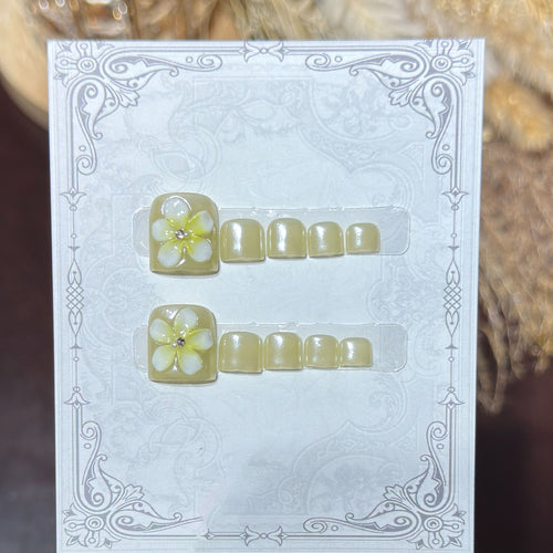 Floral-Inspired Press-On Nail Set Bowlift