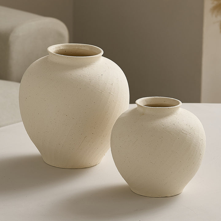 Elegant ceramic vase with organic shapes Bowlift