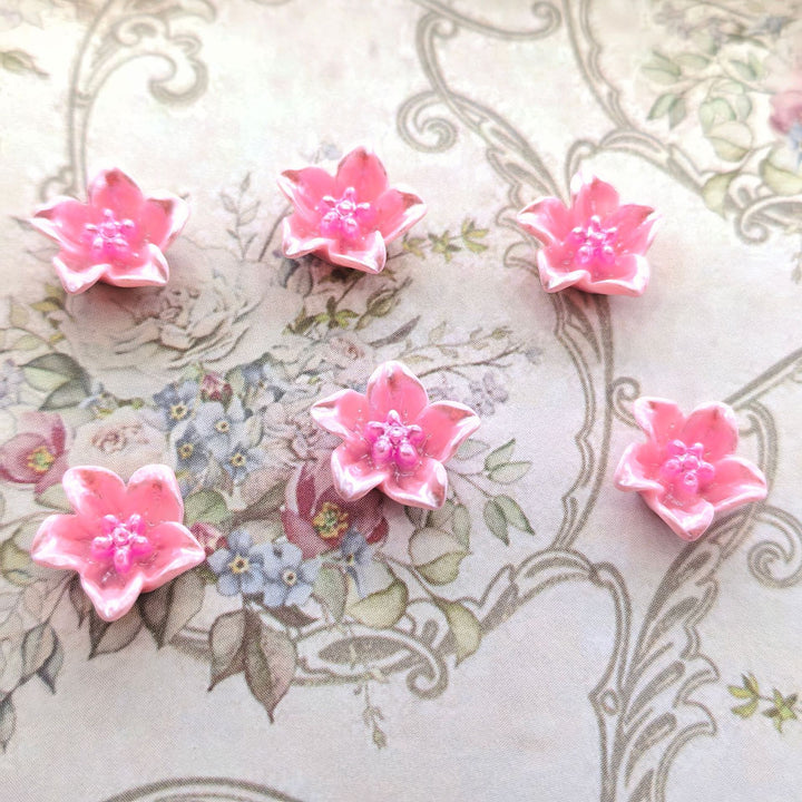 Decorative flower appliqués Bowlift