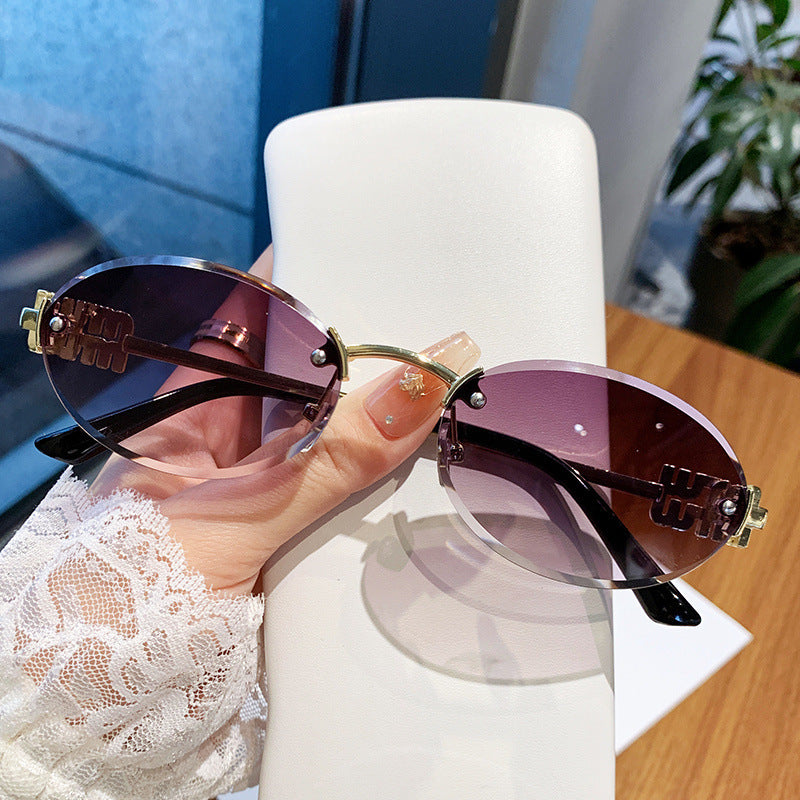 Ladies fashionable sunglasses in elegant oval design Bowlift