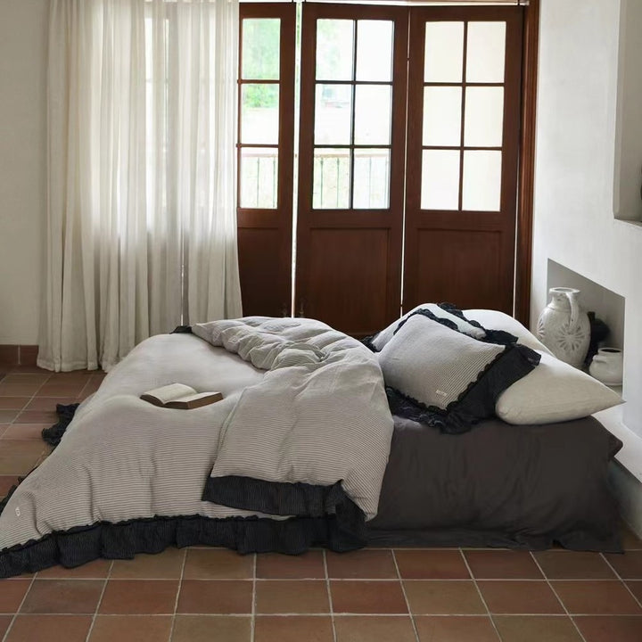 Bedding set with fine striped structure and contrasting ruffled edge