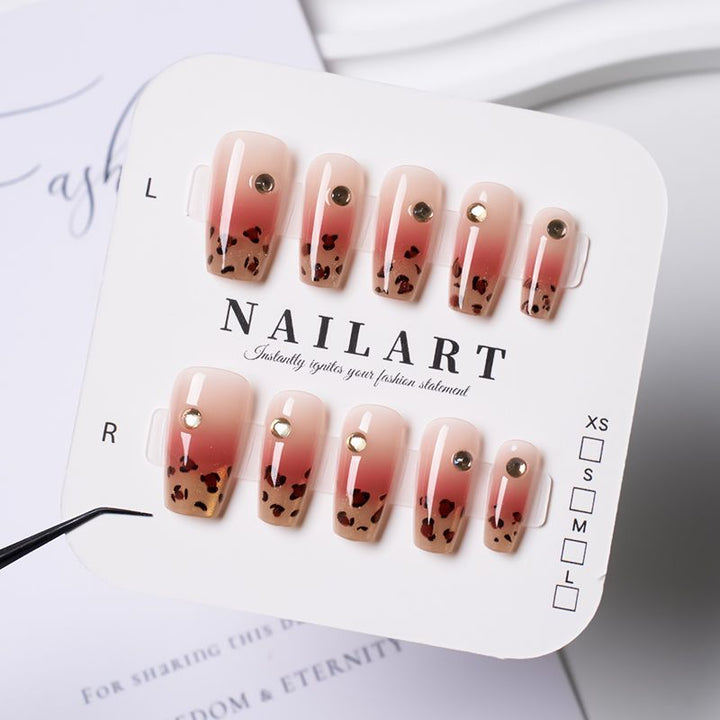 Artificial nails with elegant leopard pattern and glitter accents Bowlift