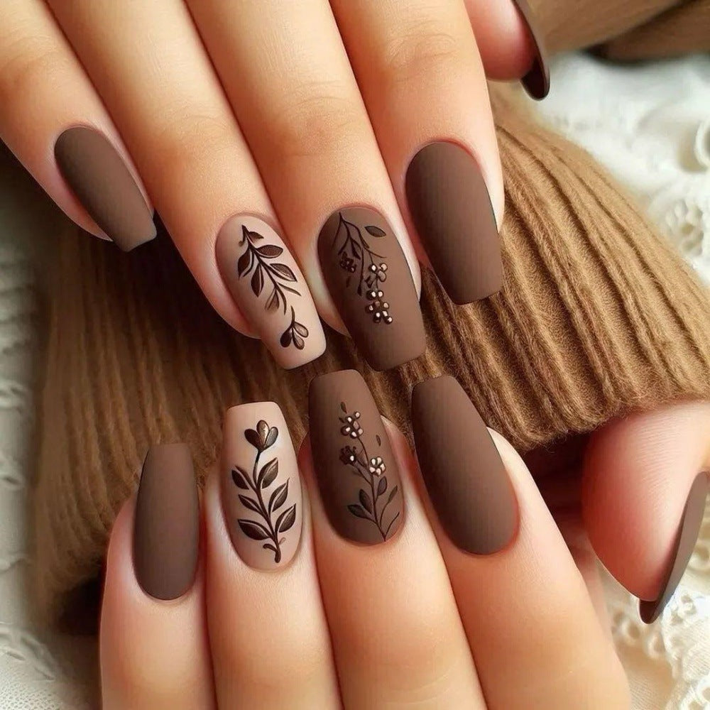 Artificial nails in an elegant and natural design Bowlift