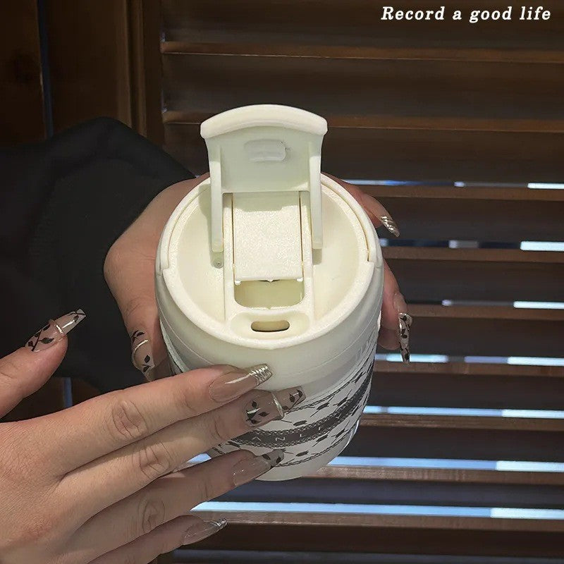 Women’s Insulated Drinking Cup with Practical One-Touch Closure Mechanism Bowlift