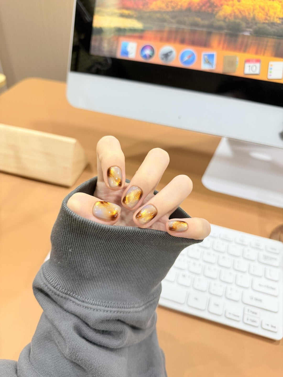 Artificial nails with noble metallic design Bowlift