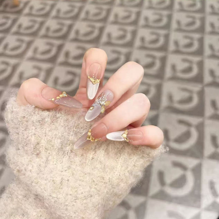 Glamorous art nails with elegant golden details Bowlift