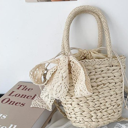 Trendy basket bag with lace application Bowlift