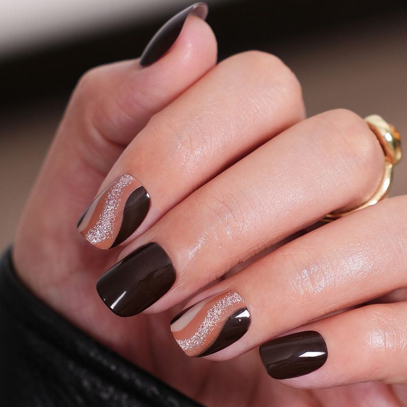 Stylish Press-On Nail Set with Shimmering Finish Bowlift