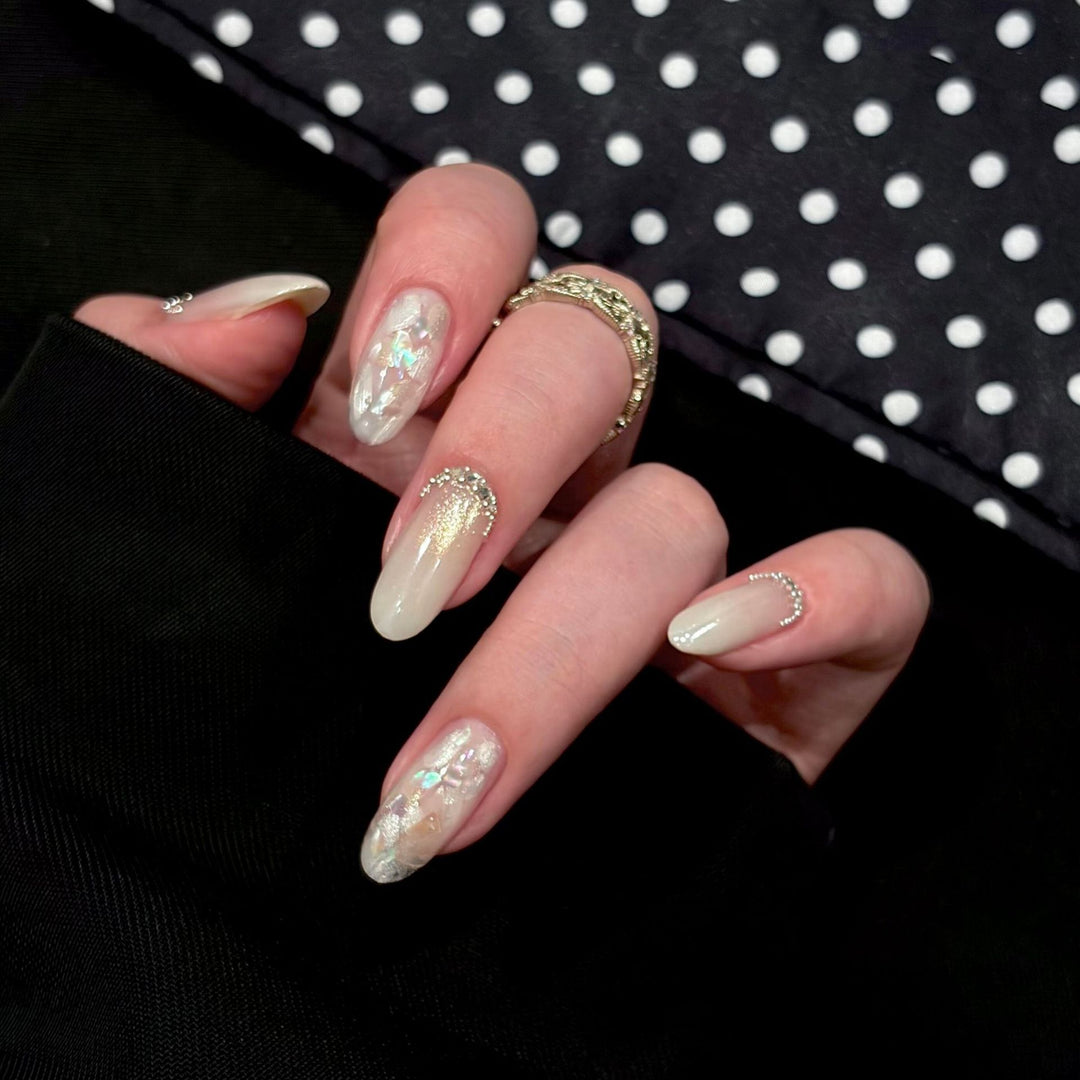 Artificial nails with shimmering accents and elegant applications Bowlift