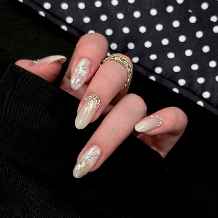 Artificial nails with shimmering accents and elegant applications Bowlift
