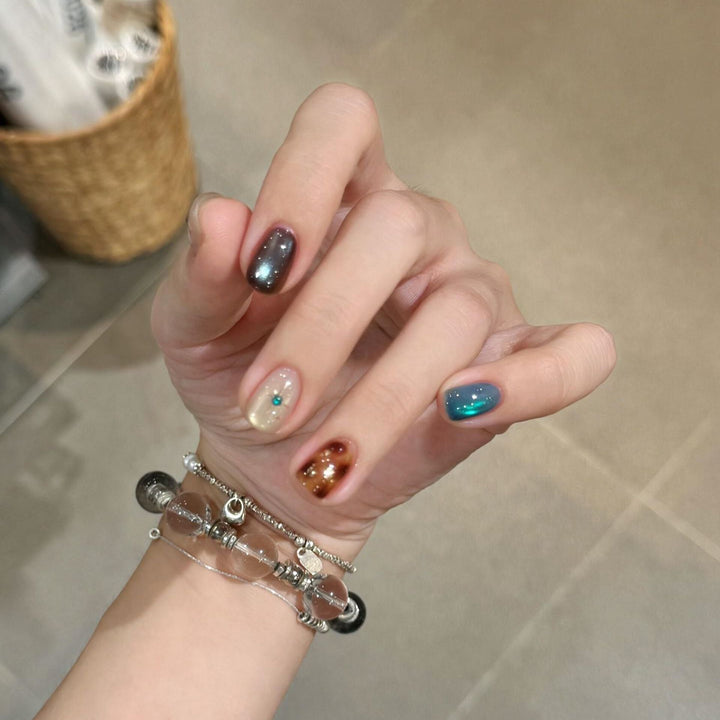 Artificial nails with shimmering effect Bowlift