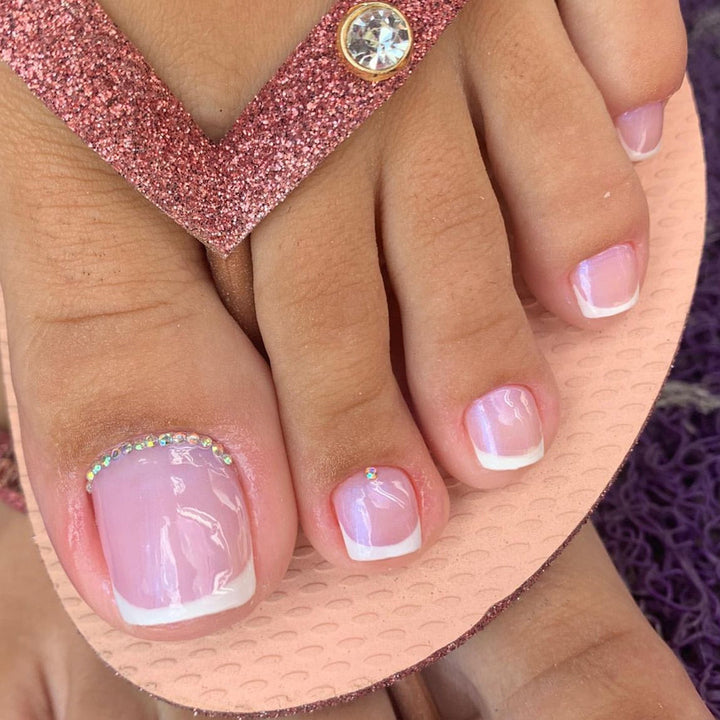 Glamorous Flip-Flops with Rhinestone Decorations Bowlift