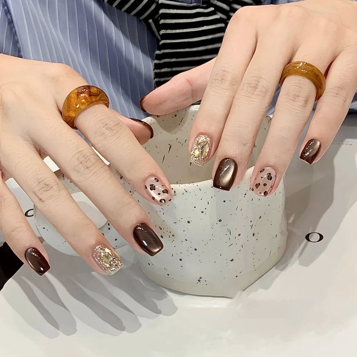 Artificial nails with elegant glitter and leopard pattern Bowlift