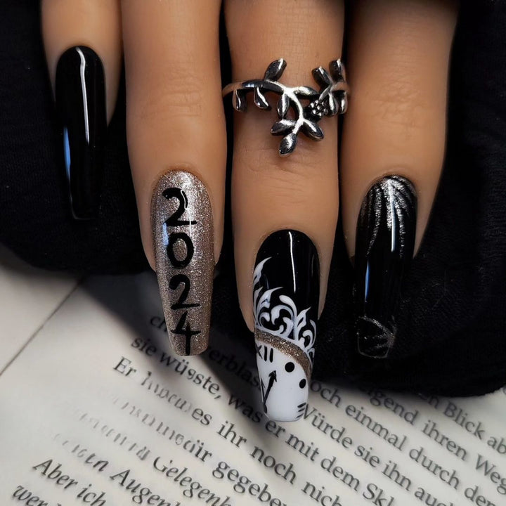 Artificial nails in elegant black and white design Bowlift