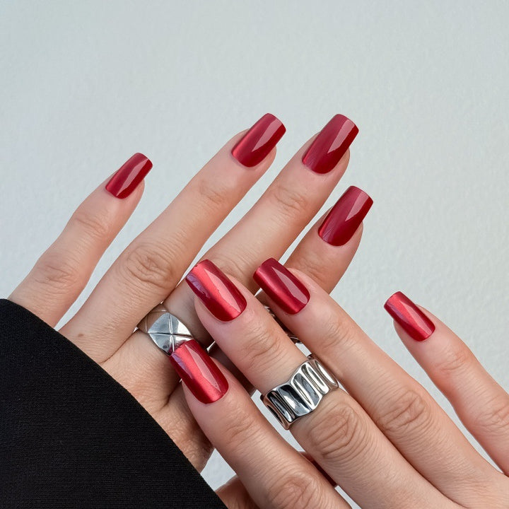 High-gloss artificial nails with modern design Bowlift