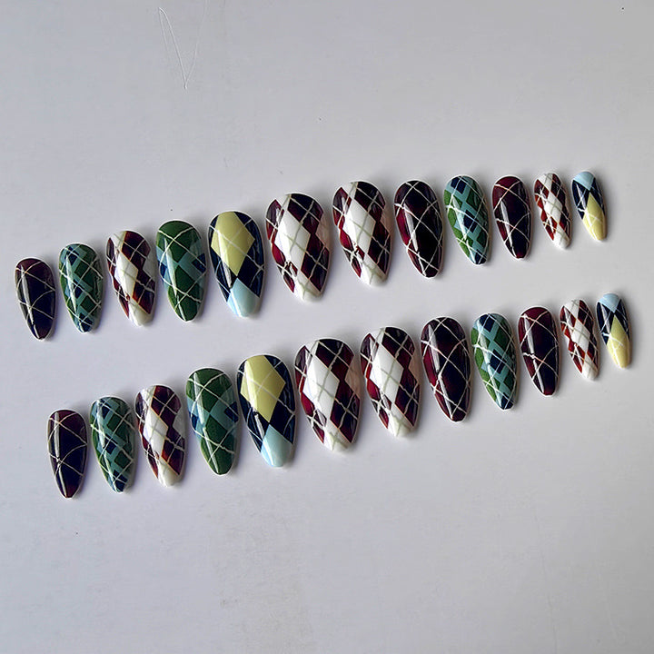 Artificial nails in elegant check pattern Bowlift