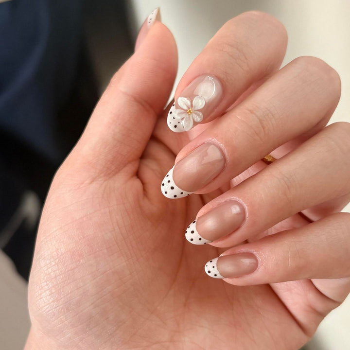 Decorative artificial nails with elegant accents Bowlift