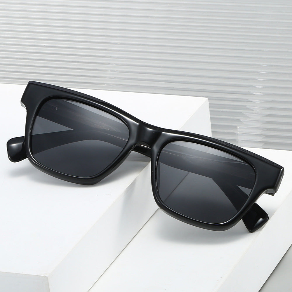 Women stylish sunglasses in classic rectangular design Bowlift