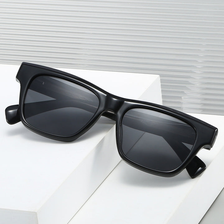 Women stylish sunglasses in classic rectangular design Bowlift