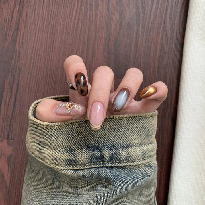 Artificial nail set with elegant patterns and glitter accents Bowlift