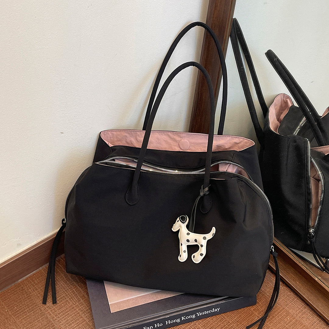 Elegant Handbag with Practical Interior Bowlift