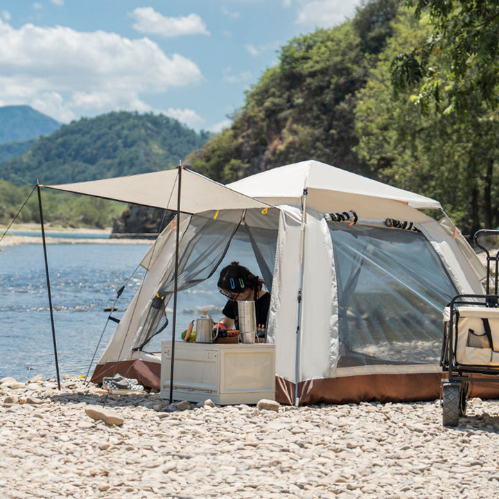 Camping tent with spacious interior and expandable sun protection Bowlift