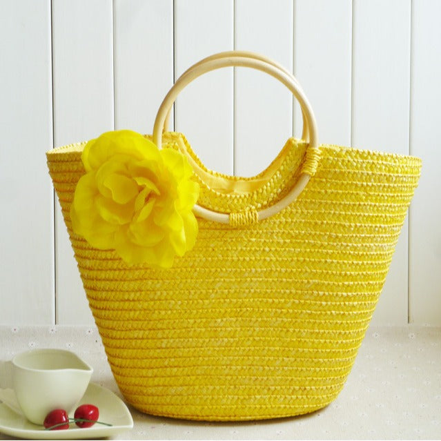 Elegant Bast bag with floral accents Bowlift