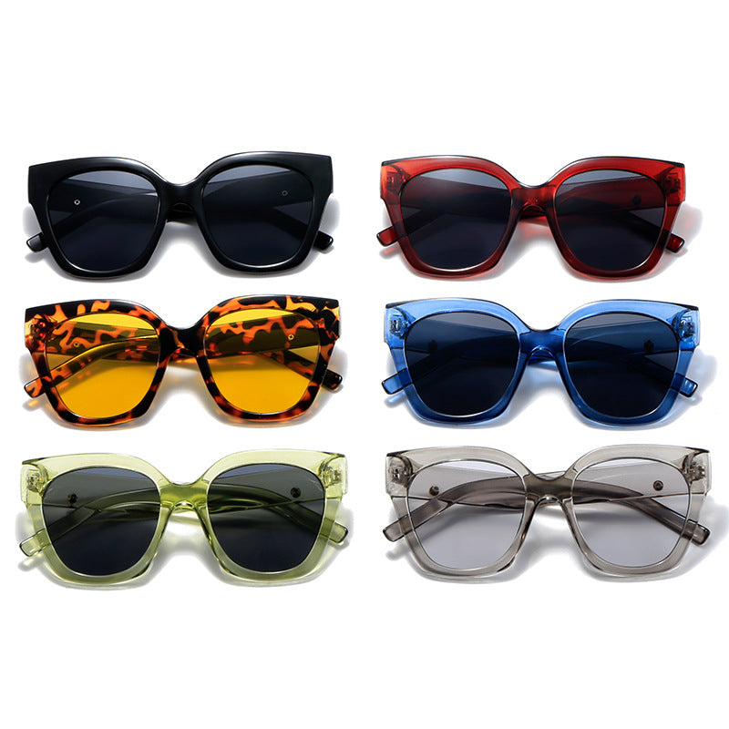 Women extravagantly designed sunglasses Bowlift