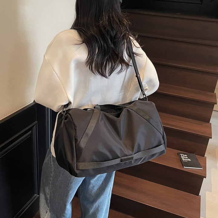 Versatile sports duffel bag with water-resistant material Bowlift