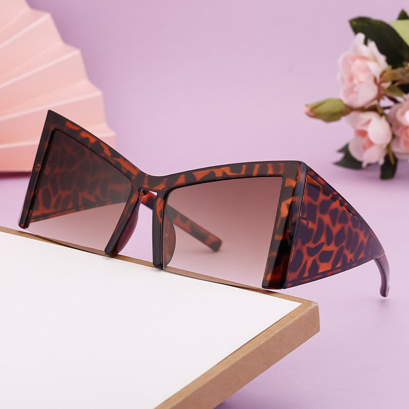 Women's futuristic sunglasses with striking angular frame Bowlift