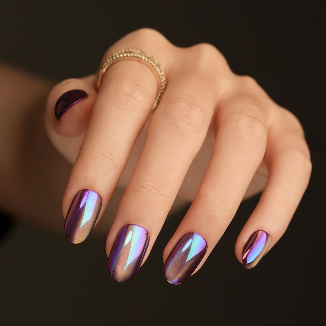 Shiny nail art with holographic effect Bowlift