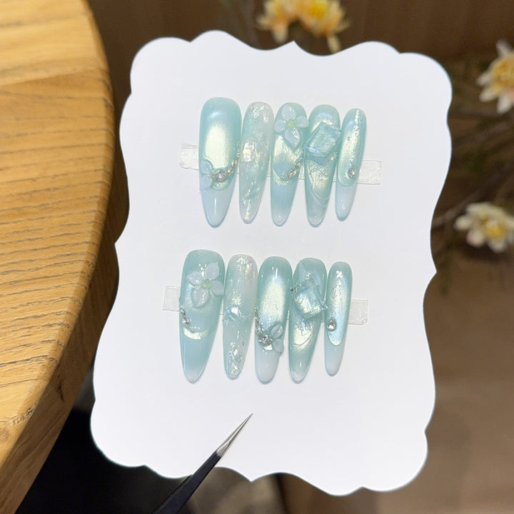 Artificial nails with floral designs and glitter effects Bowlift