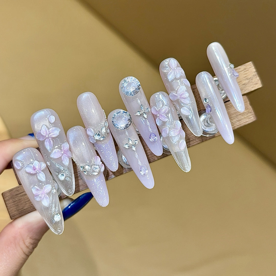 Artificial nails with delicate flower design and glitter accents Bowlift