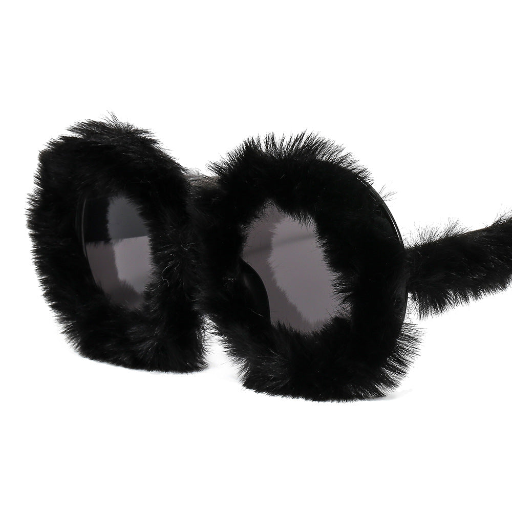 Ladies eye-catching oversized sunglasses with a unique fur touch Bowlift