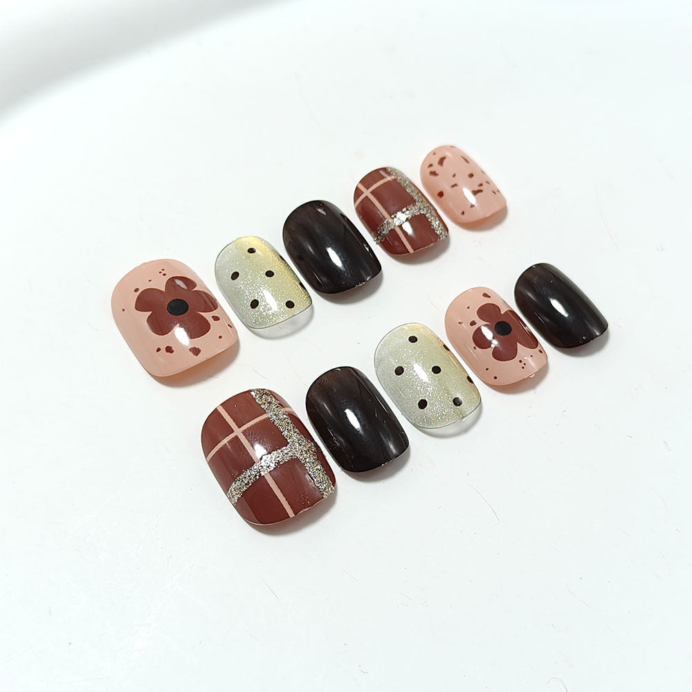 Art Nails in Creative Vintage Design Bowlift