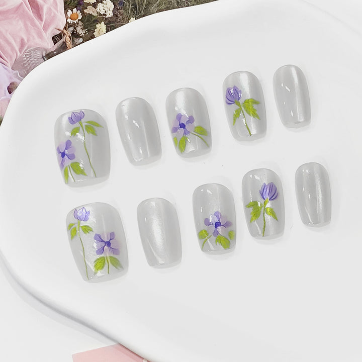 Artistic fingernails with floral accents Bowlift