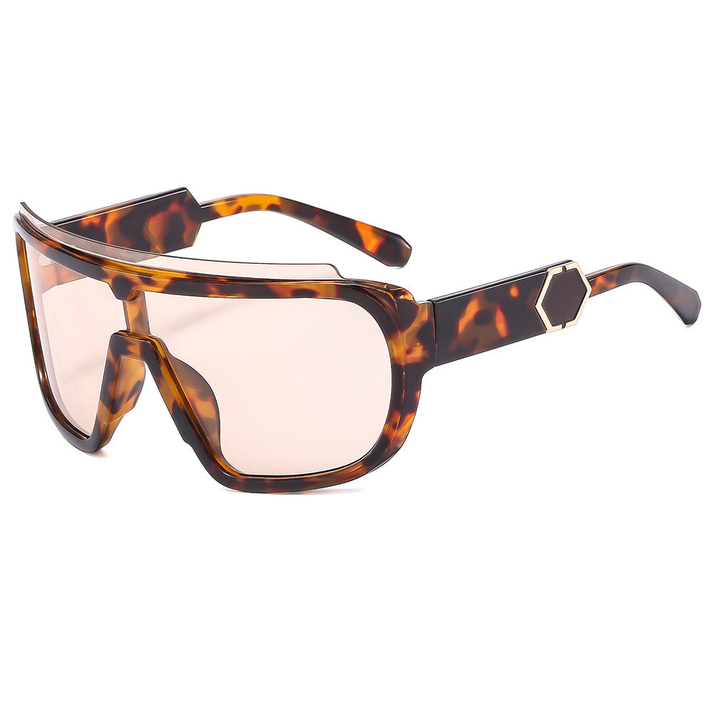 Women's sporty sunglasses with futuristic design and wide front Bowlift