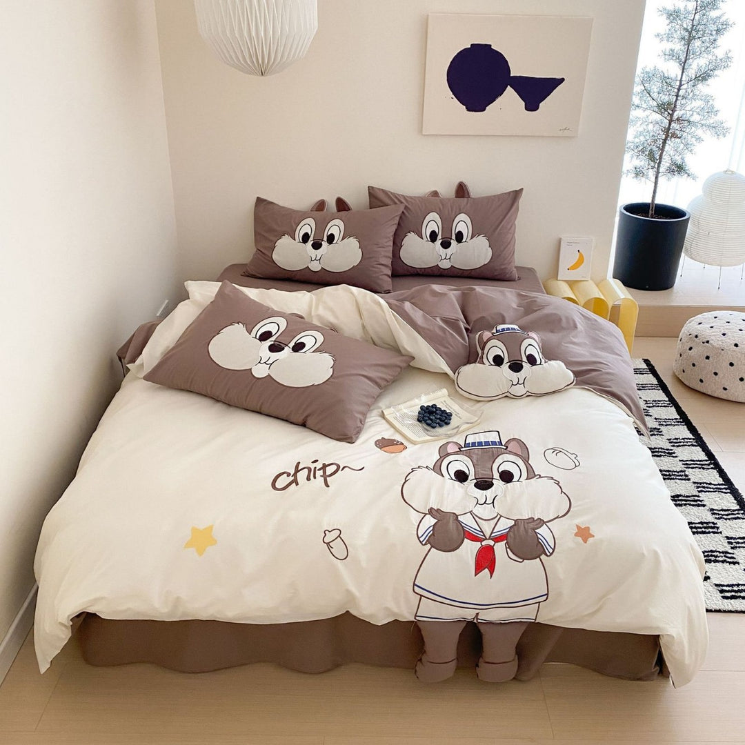 Children's bedding set with three-dimensional tiger applique and ear pillow