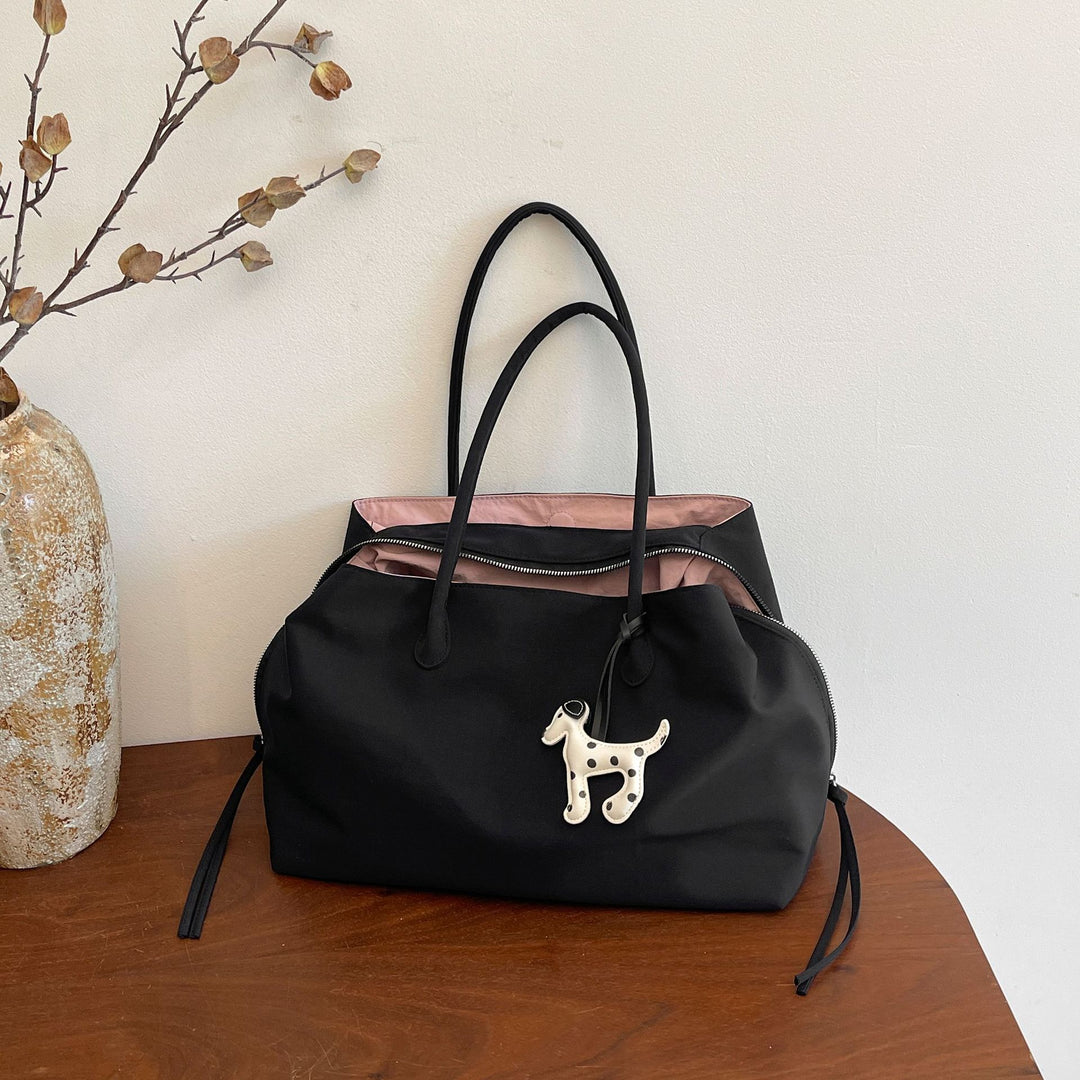 Elegant Handbag with Practical Interior Bowlift